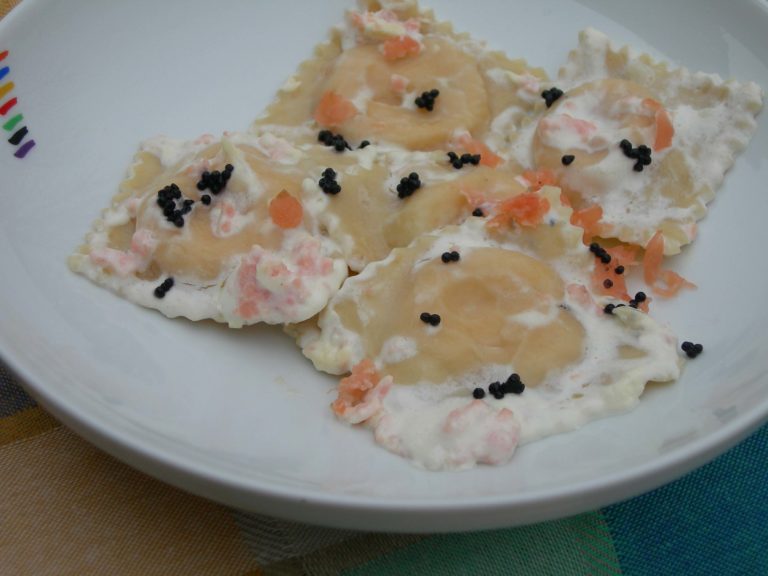 Ravioli al salmone e caprino di capra | AMALTEA